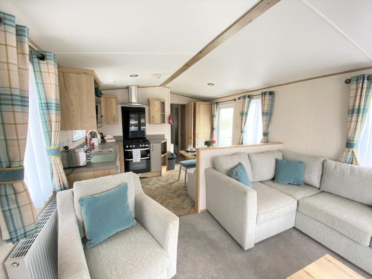 Goosewing Lakeside Holiday home South Cerney