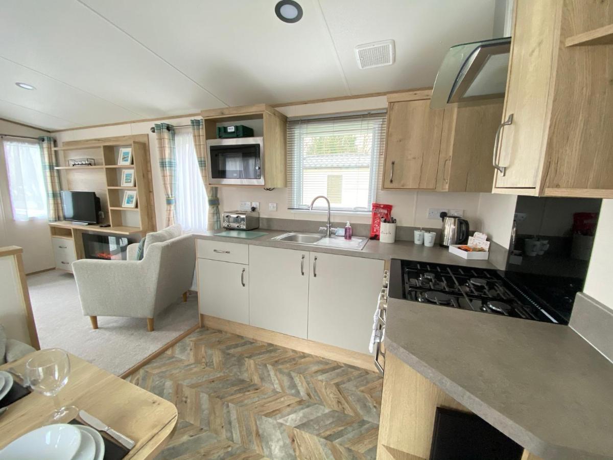Goosewing Lakeside Holiday home South Cerney